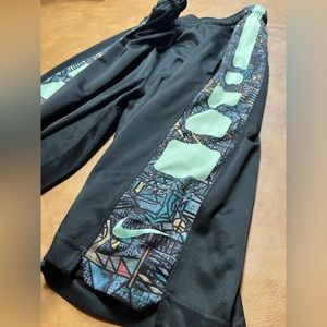 Nike - Black Elite 11 inch shorts - Small